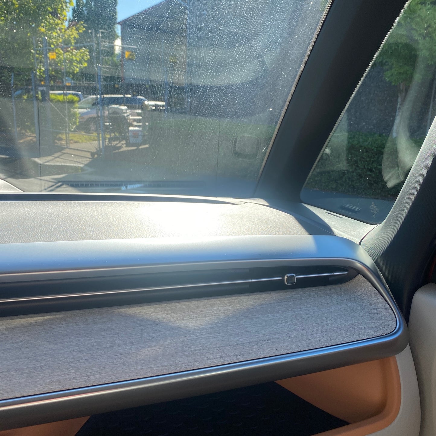 ID. Buzz Glare Guard | Reduce Reflective Dash Glare
