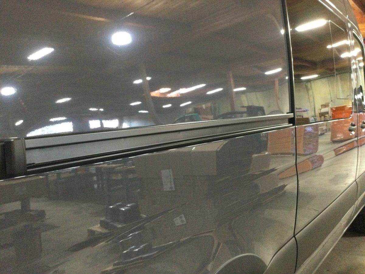 Rail de porte coulissante noir furtif pour fourgons Sprinter (marchandises et passagers)
